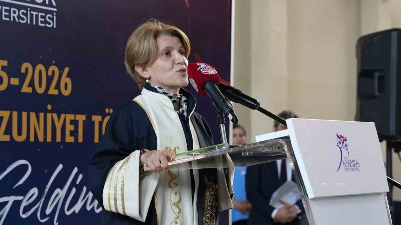 PROGRAMDA KONUŞAN REKTÖR YARDIMCISI PROF. DR. ELİF ÇEPNİ, MÜHENDİSLİK VE DOĞA BİLİMLERİ...