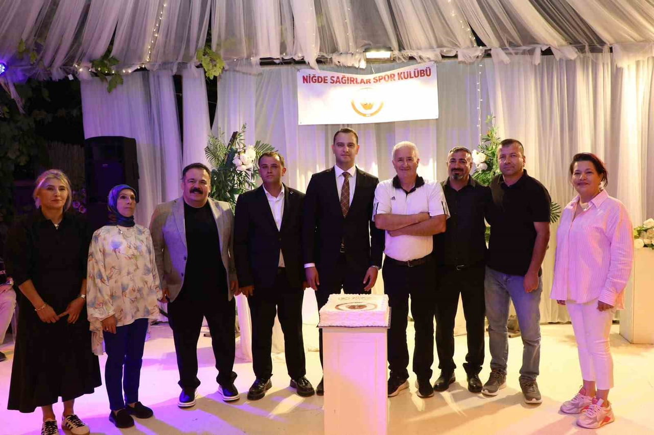 PROGRAMDA ŞAMPİYONLUK PASTASI KESİLDİ.