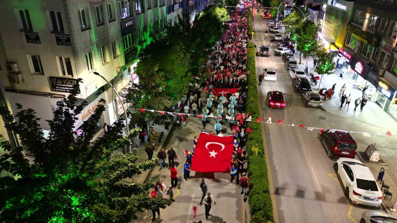 PROGRAMIN DÜZENLENDİĞİ ALANDA BİR ARAYA GELEN BİNLERCE VATANDAŞ HAVADAN DRONLA...