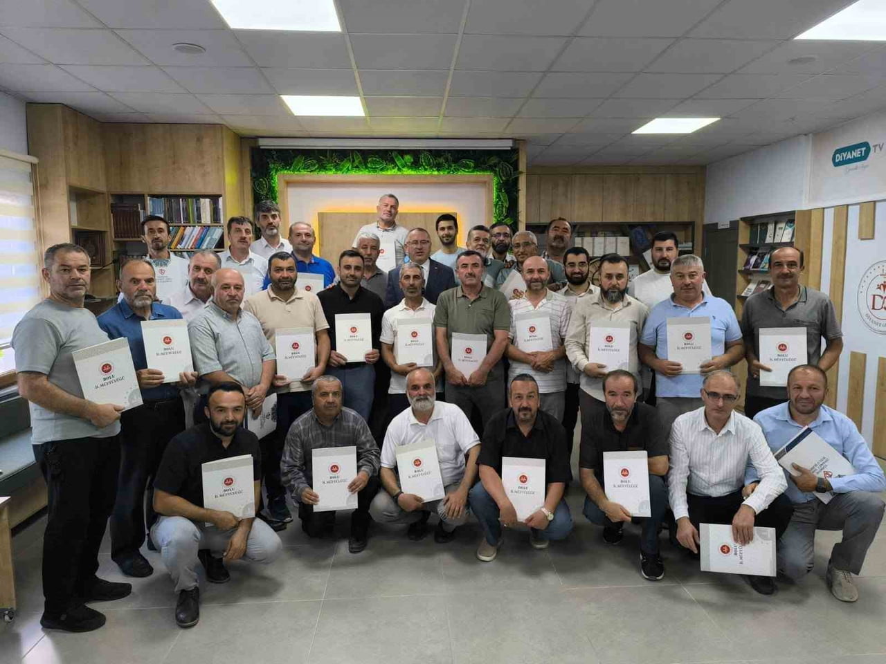 PROGRAMIN SONUNDA BOLU VALİSİ ABDULAZİZ AYDIN'IN İMZASINI TAŞIYAN BAŞARI BELGELERİ, İL MÜFTÜSÜ...