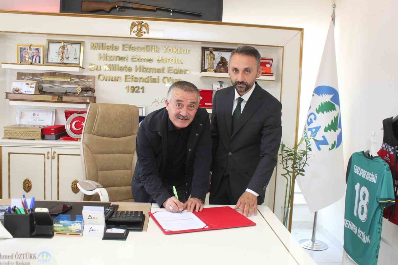 PROTOKOL SÖZLEŞMESİ BELEDİYE BAŞKANI MEHMED ÖZTÜRK İLE KUZKA GENEL SEKRETERİ MEHMET AKİF ERASLAN...