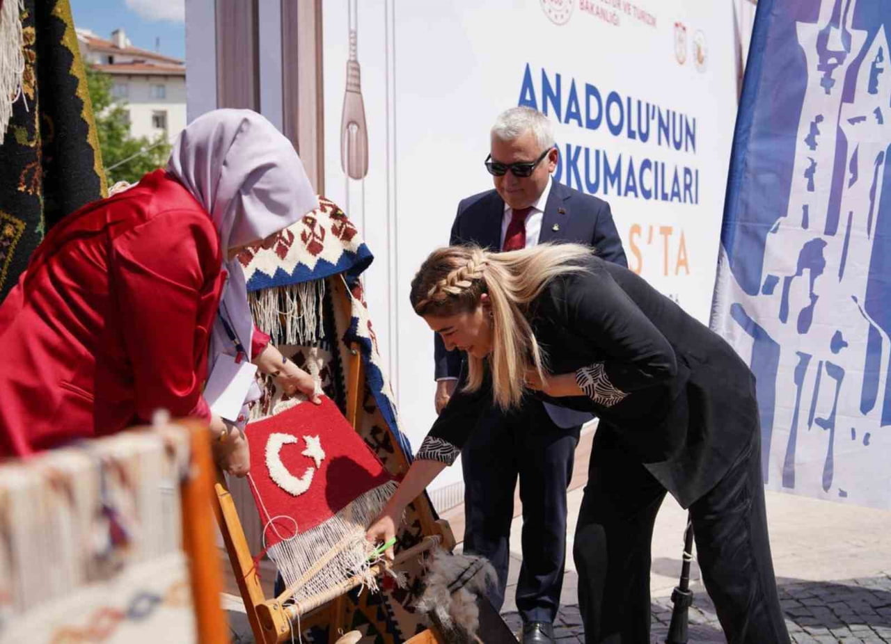 PROTOKOL STANTLARI GEZDİ