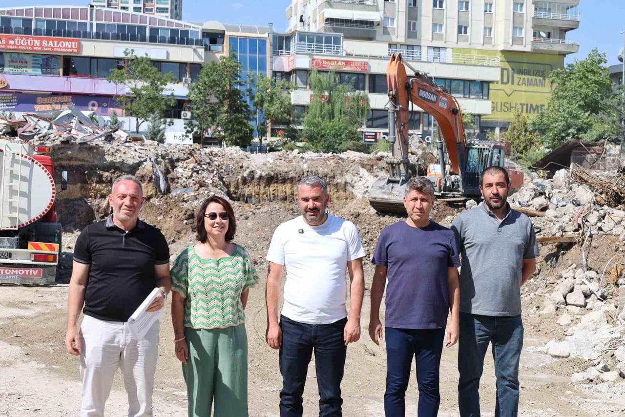PURSAKLAR BELEDİYE BAŞKANI ERTUĞRUL ÇETİN (ORTADA) İNŞAAT ALANINDA AÇIKLAMA YAPTI