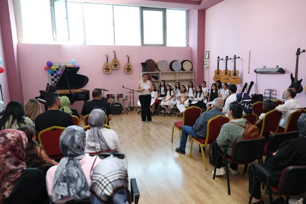 PURSAKLAR BELEDİYESİNE BAĞLI YAŞAM MERKEZİNDE PİYANO EĞİTİMİ ALAN KURSİYERLER, BİR YIL BOYUNCA...