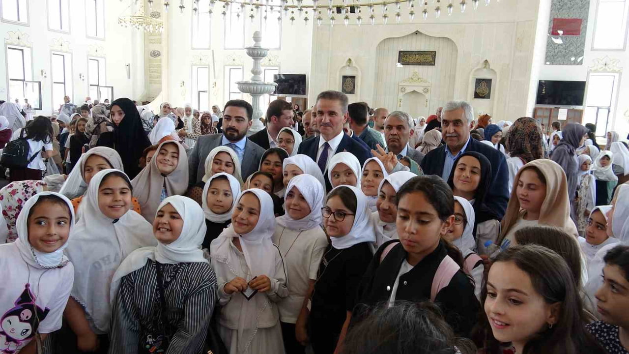 "CAMİ BULUŞMALARI" KAPSAMINDA 3 BİN KIZ ÖĞRENCİNİN KATILIMIYLA CAMİDE ETKİNLİK...