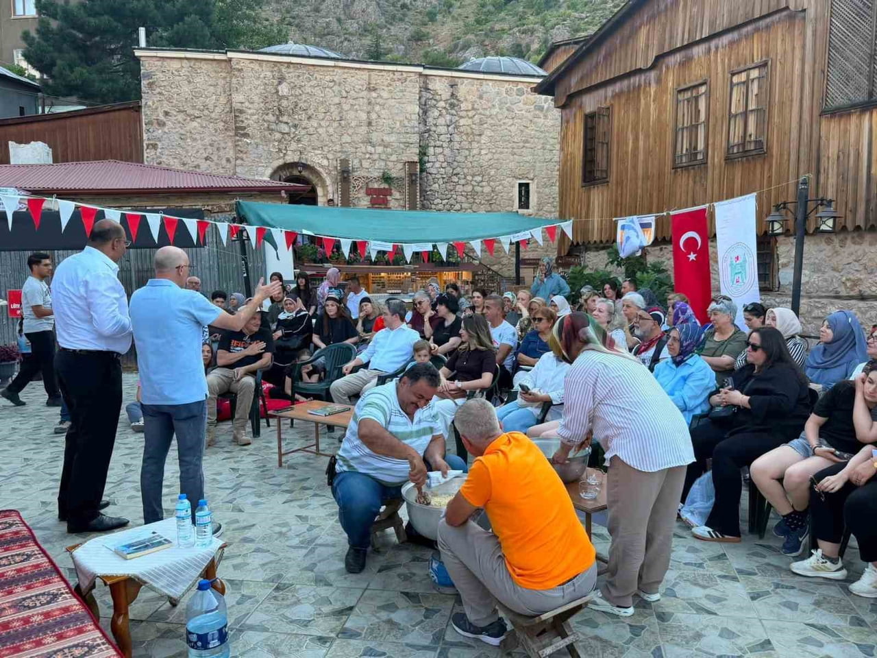 "DENEYİM ATÖLYESİ"NDE GELENEKSEL KEMALİYE HELVASININ YAPIMI KATILIMCILARA UYGULAMALI OLARAK...