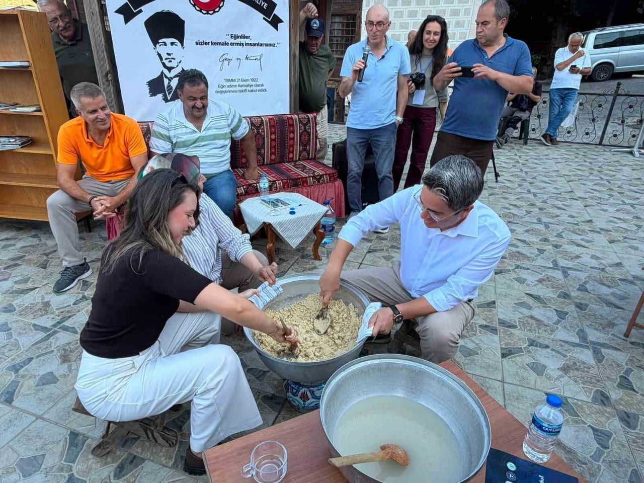"DENEYİM ATÖLYESİ"NDE GELENEKSEL KEMALİYE HELVASININ YAPIMI KATILIMCILARA UYGULAMALI OLARAK...