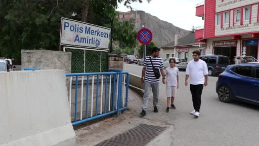 "İnsanlık ölmemiş" dedirttiler... Cüzdanını kaybeden yaşlı kadını sevindirdiler
