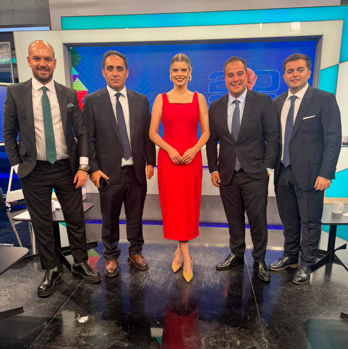 "KUPA GÜNLÜĞÜ" PROGRAMININ MODERATÖRÜ İNCİ BAKRAÇ (ORTADA), ALTIN BAŞARI ÖDÜLÜ’NE LAYIK...