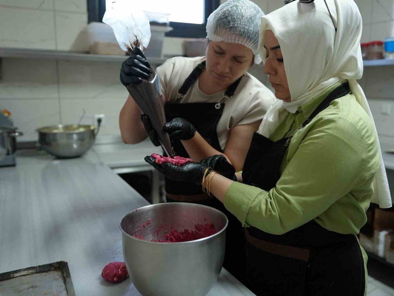 "MUTFAK ATÖLYESİ TARIM AKADEMİSİ'NDE KURULUYOR" PROJESİ KAPSAMINDA EĞİTİM ALAN KADIN KURSİYERLER...