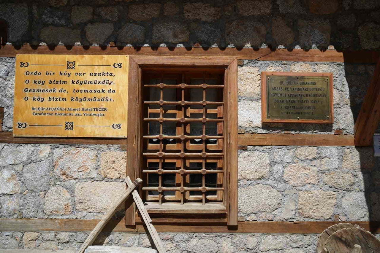 "ORDA BİR KÖY VAR UZAKTA" ŞİİRİNİN İLHAM KAYNAĞI APÇAĞA ZİYARETÇİLERİNİ AĞIRLIYOR
