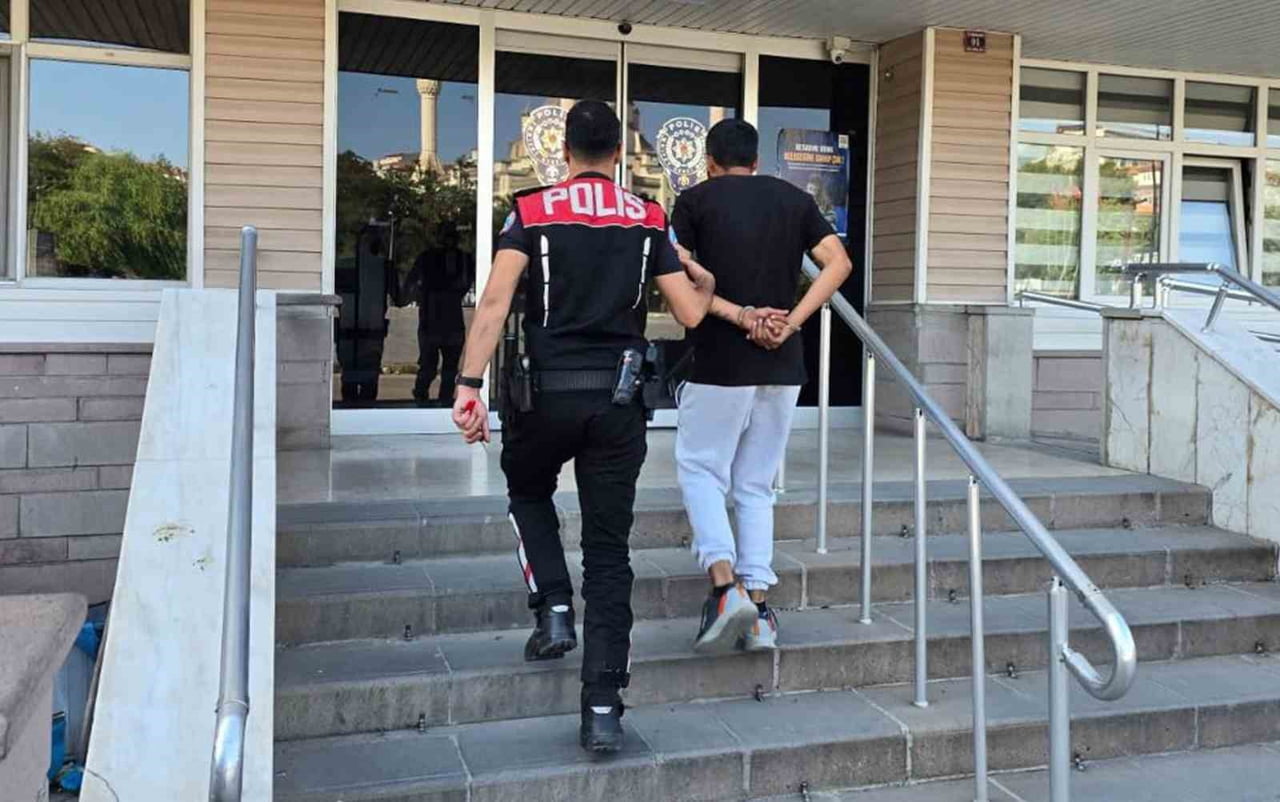"TEHDİT" VE "HAKARET" SUÇLARINDAN İKİ AYRI DOSYADA TOPLAM 1 YIL 6 AY KESİNLEŞMİŞ HAPİS CEZASI...