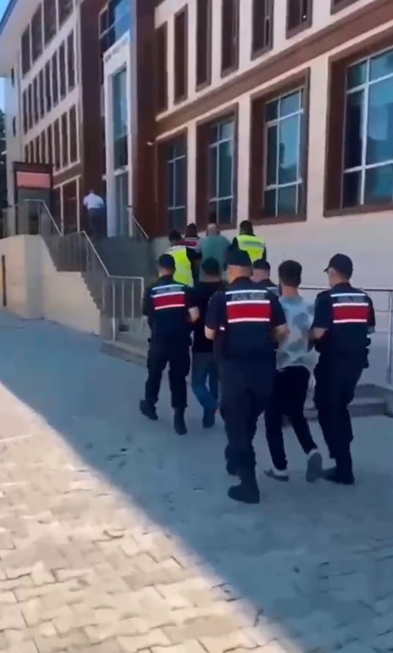 "UYUŞTURUCU MADDE İMAL VE TİCARETİ" SUÇUNDAN GÖZALTINA ALINAN 3 ŞÜPHELİ, JANDARMADAKİ İŞLEMLERİNİN...