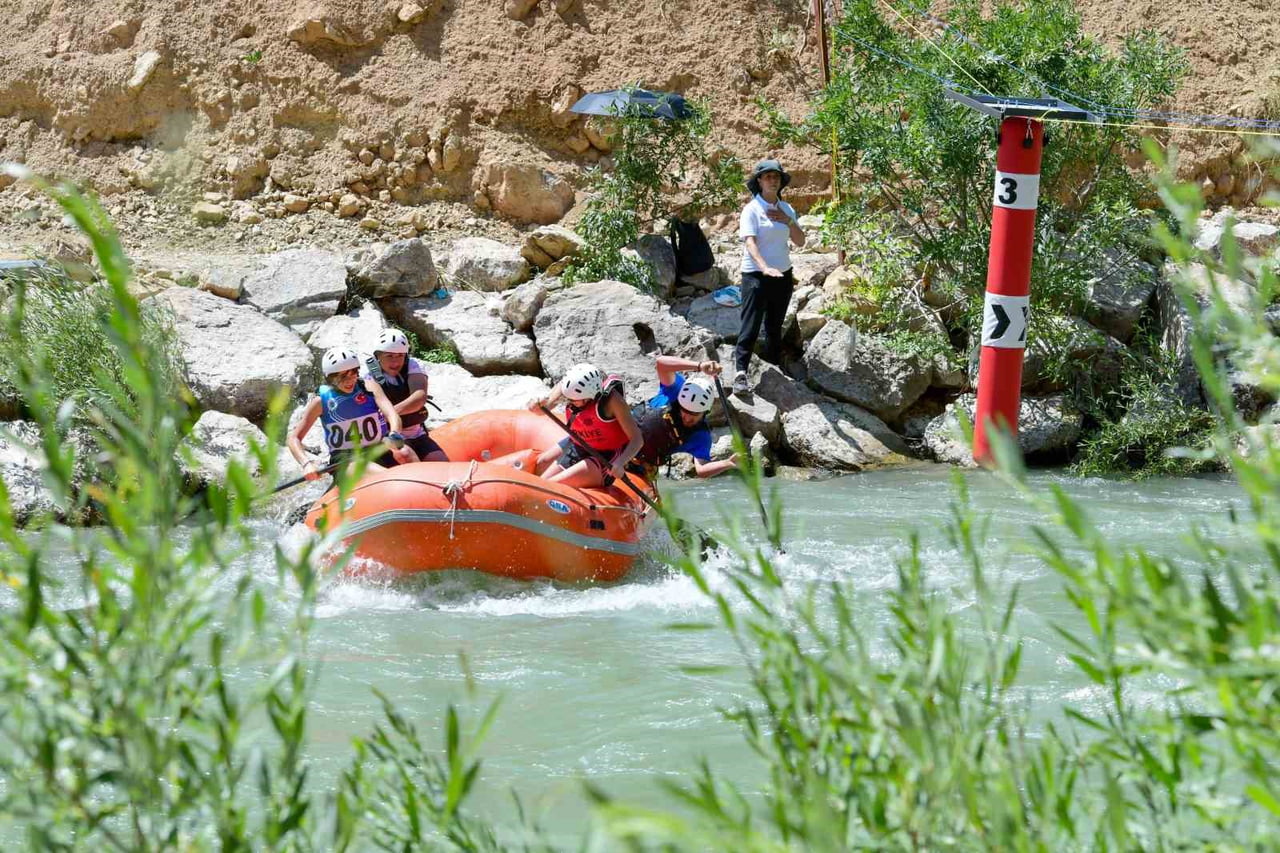 RAFTİNG TÜRKİYE ŞAMPİYONASI 3. AYAK YARIŞLARI ÇATAK’TA SONA ERDİ