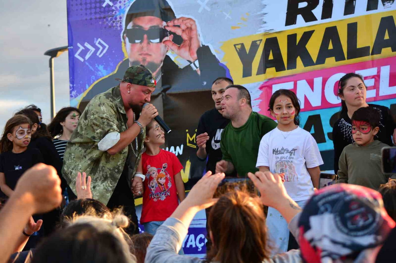 RAP MÜZİĞİN SEVİLEN İSİMLERİ AHMET ÖZHAN GÜVEN VE KANUN AZAP SAHNE GÖSTERİSİNDE ENGELLİ BİREYLER...