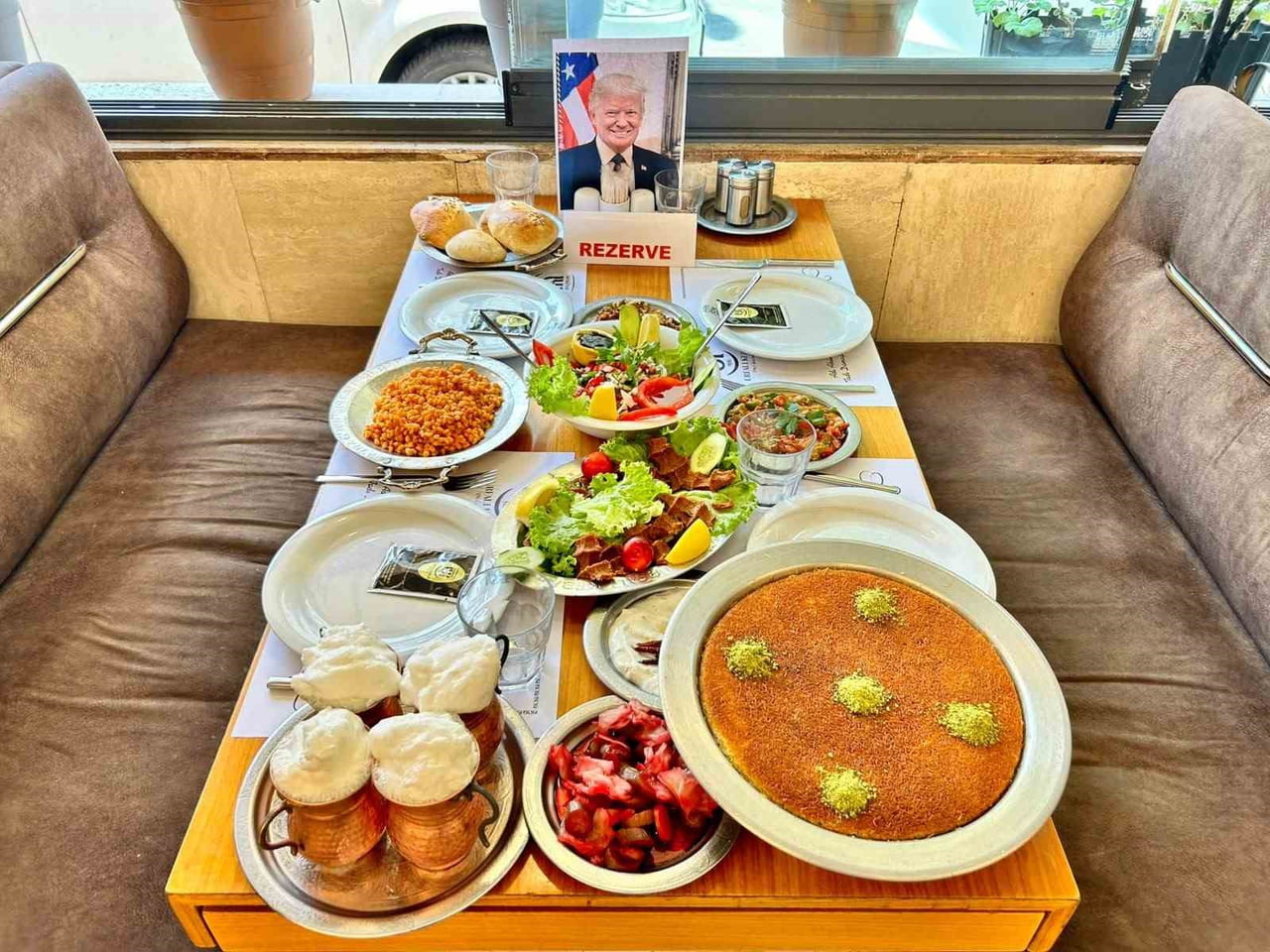 RESTORAN, ABD BAŞKANI DONALD TRUMP İÇİN ÖZEL OLARAK BİR MASA REZERVE ETTİ.