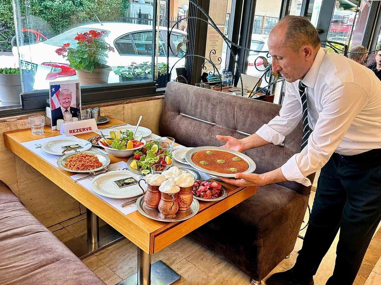 RESTORAN, ABD BAŞKANI DONALD TRUMP İÇİN ÖZEL OLARAK BİR MASA REZERVE ETTİ.