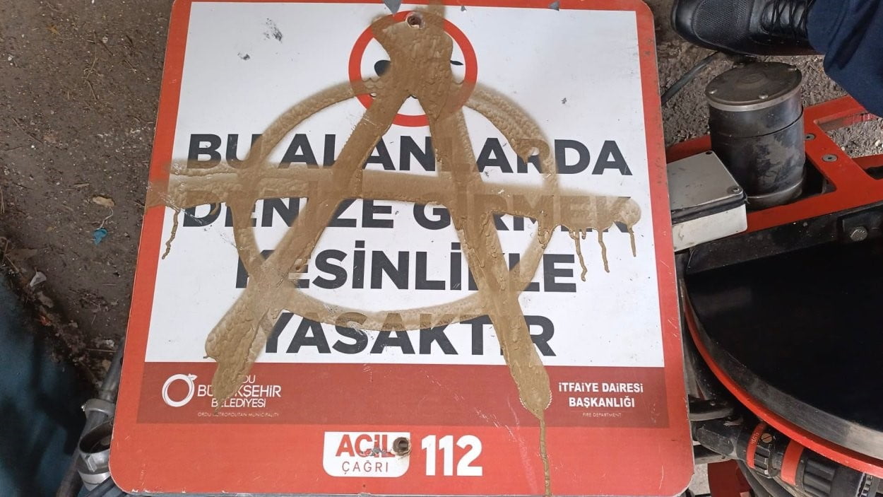 RİSKLİ BÖLGELERE YERLEŞTİRİLEN BAZI UYARI LEVHALARININ DA YERLERİNDEN SÖKÜLDÜĞÜ VE ZARAR GÖRDÜĞÜ...