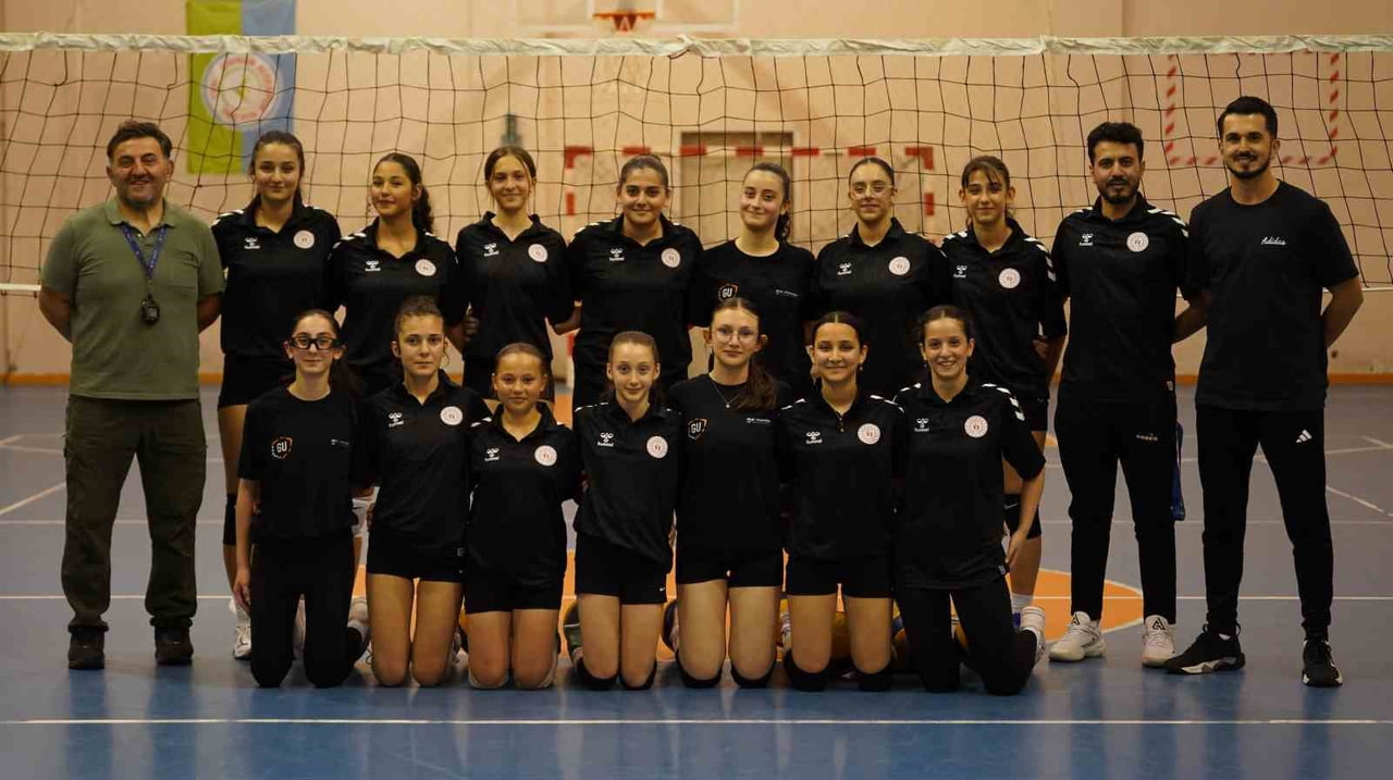 RİZE'DE ÜÇ FARKLI KULÜPTEN SEÇİLEN 14 OYUNCUYLA KURULAN YILDIZ KIZLAR VOLEYBOL İL KARMASI, 11-14...