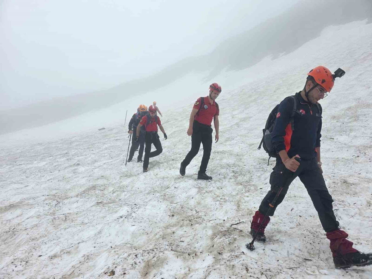 RİZE'NİN ÇAMLIHEMŞİN İLÇESİNDE DOĞA YÜRÜYÜŞÜ SIRASINDA YOLLARINI KAYBEDEREK MAHSUR KALAN 3 RUS...