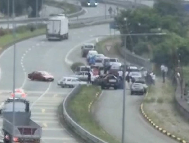 RİZE’DE DÜĞÜN KONVOYU SIRASINDA KARADENİZ SAHİL YOLU’NDA DRİFT ATAN SÜRÜCÜLERE TOPLAMDA 301 BİN TL...