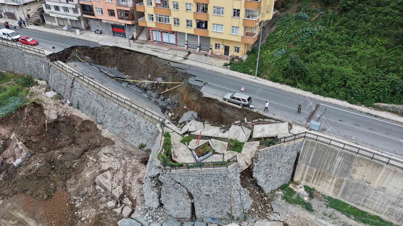 RİZE’DE MERKEZDE 2 BİNANIN TAHLİYESİNE SEBEP OLAN GÖÇÜK HAVADAN GÖRÜNTÜLENDİ