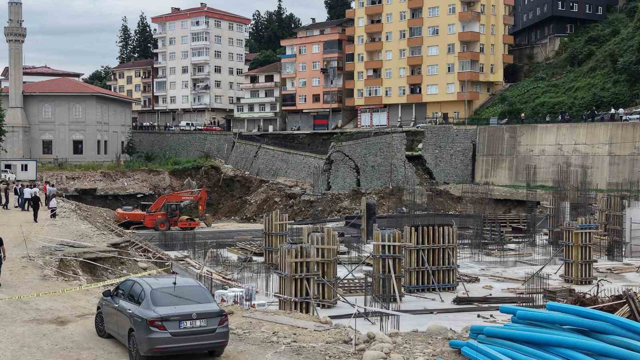 RİZE’DE MERKEZDE 2 BİNANIN TAHLİYESİNE SEBEP OLAN GÖÇÜK HAVADAN GÖRÜNTÜLENDİ