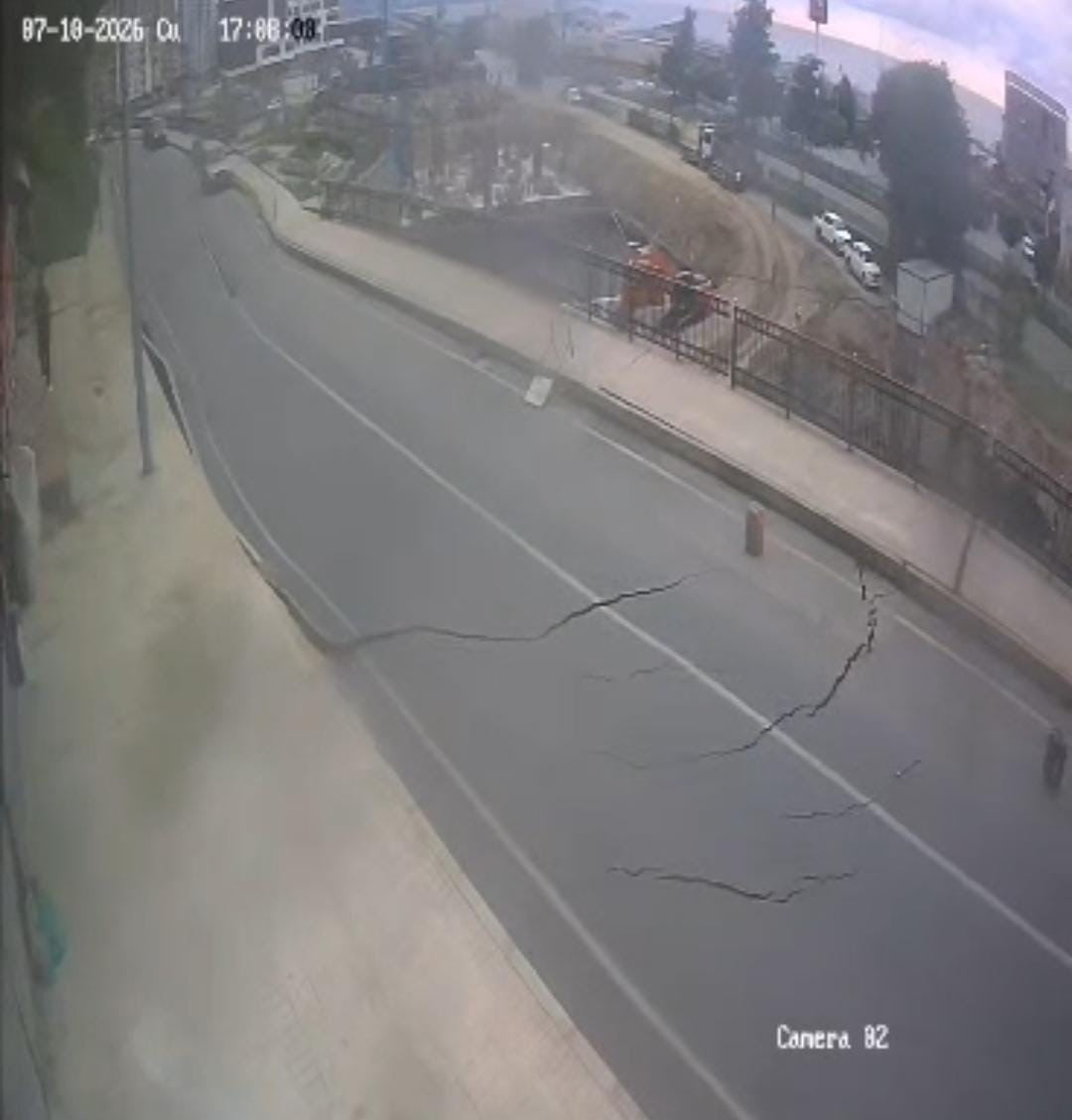 RİZE’DE MERKEZDE 2 BİNANIN TAHLİYESİNE SEBEP OLAN YOLUN ÇÖKME ANI GÜVENLİK KAMERASINA...