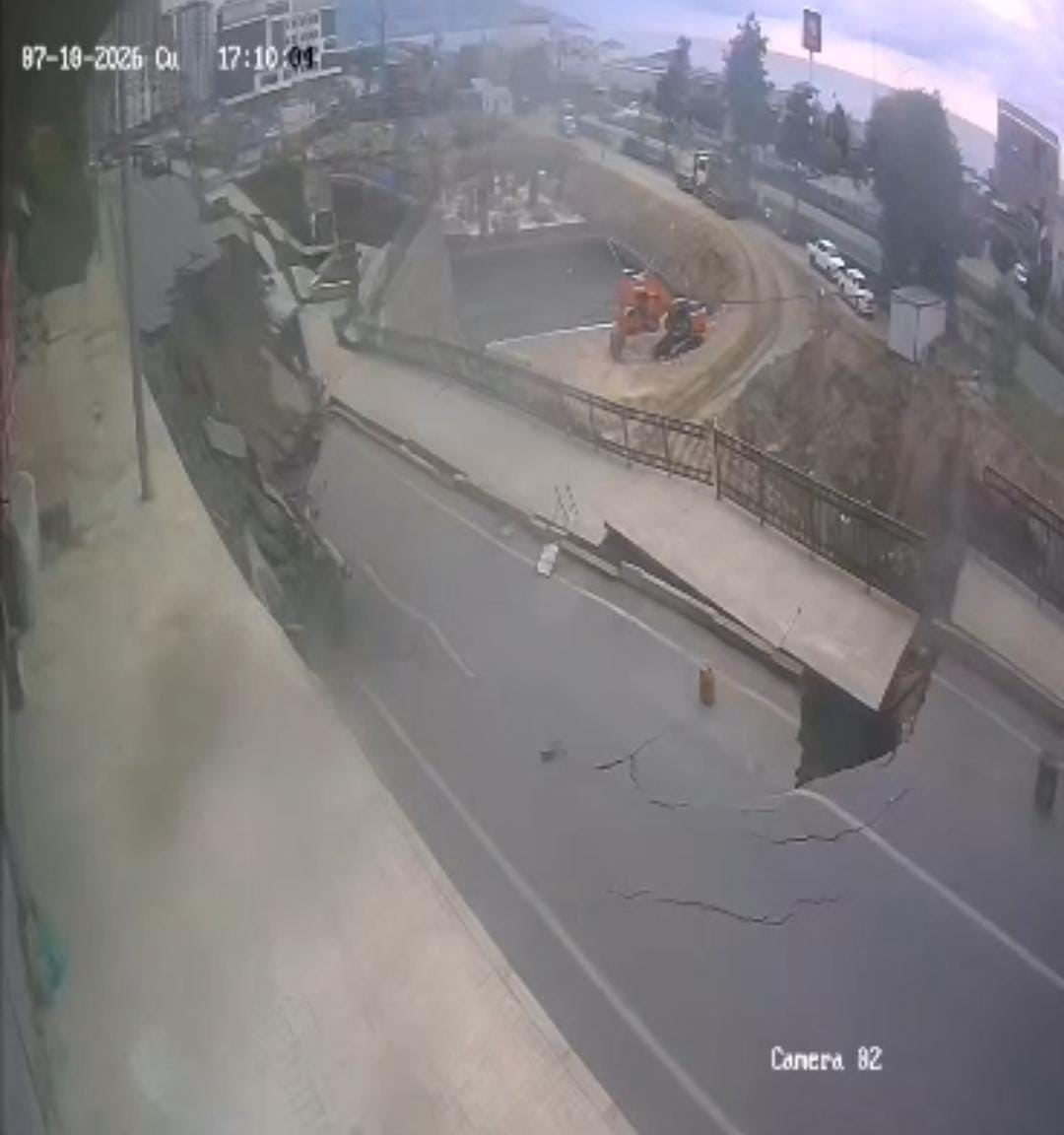RİZE’DE MERKEZDE 2 BİNANIN TAHLİYESİNE SEBEP OLAN YOLUN ÇÖKME ANI GÜVENLİK KAMERASINA...