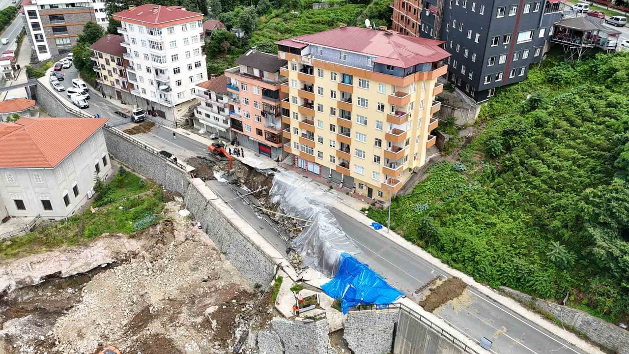 RİZE’DE MERKEZDE ÇÖKME MEYDANA GELEN YOLUN ÜST KISMINDA BULUNAN 2 BİNANIN SAKİNLERİ OLAYDAN ÖNCE...