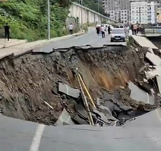 RİZE’DE MERKEZDE YOL ÇÖKMESİ SONUCU YOLUN ÜST KISMINDA BULUNAN 2 BİNA TAHLİYE EDİLDİ