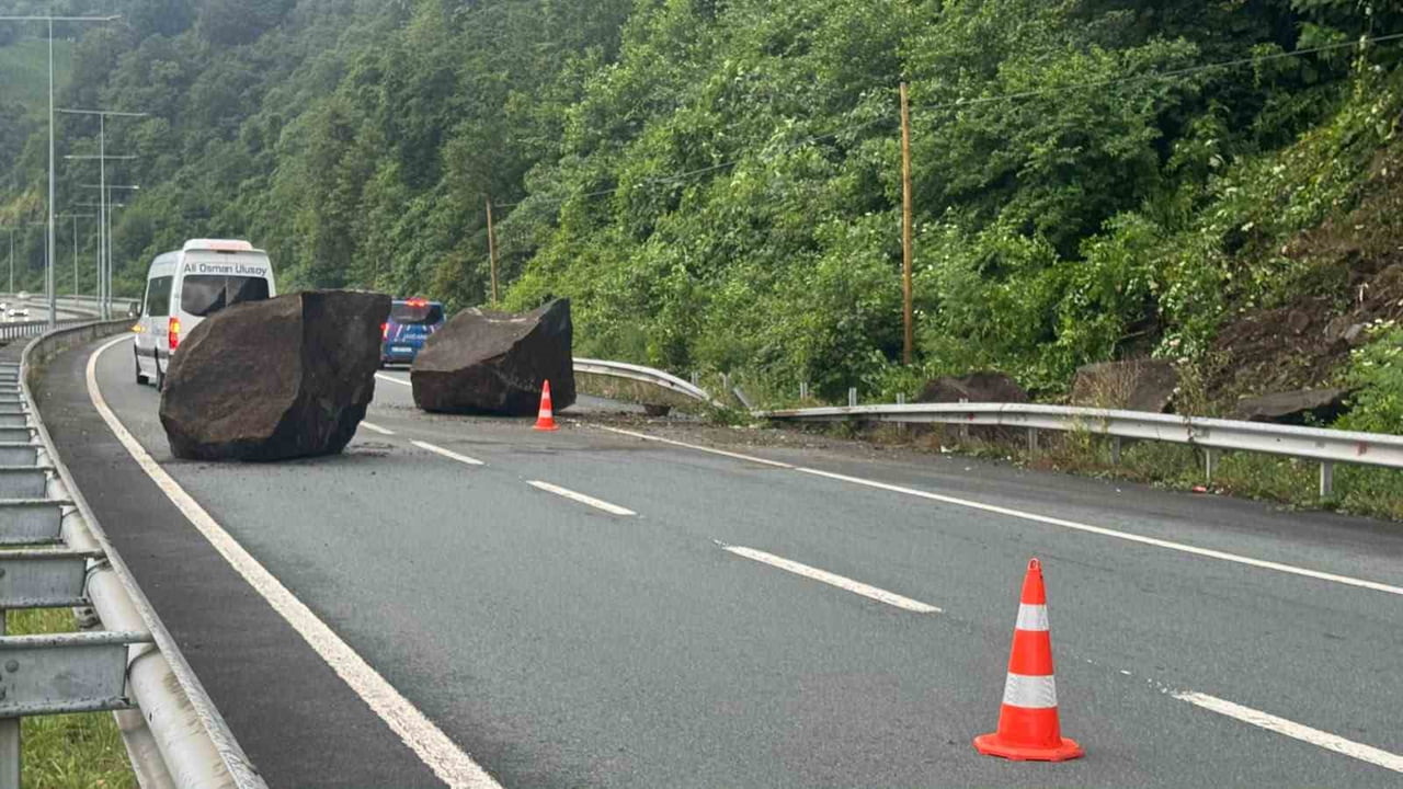 RİZE’DE YAMAÇTAN KOPAN DEV 2 KAYA YOLA DÜŞÜNCE SÜRÜCÜLER YOLLARINA KAYALARIN ARSINDAN KONTROLLÜ...