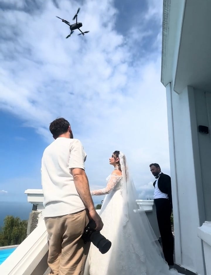RİZELİ FOTOĞRAFÇI OĞUZ BAL, ÇEKİM İÇİN YANINDA BULUNAN DRONU HAVALANDIRARAK GELİNİN YAKININA...