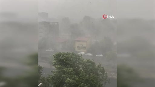 Romanya’da başkent Bükreş başta olmak üzere 20 şehirde etkili olan şiddetli fırtınada 1 kişi...