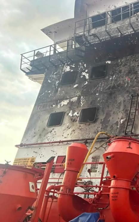 RUSYA'NIN TAGANROG LİMANI'NDA GERÇEKLEŞTİRİLEN HAVA SALDIRISINDA İSABET ALAN TÜRK BAYRAKLI...