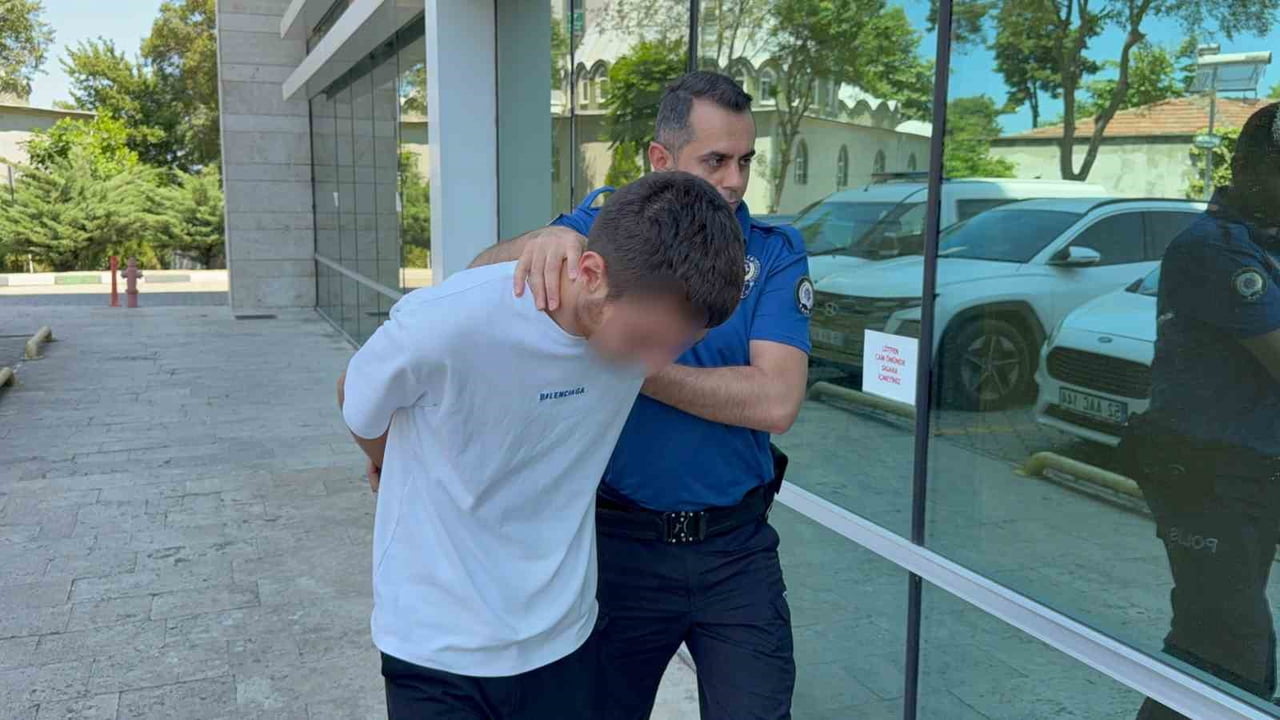Ş.Ç., POLİS TARAFINDAN GÖZALTINA ALINDIKTAN SONRA ADLİYEYE SEVK EDİLDİ.