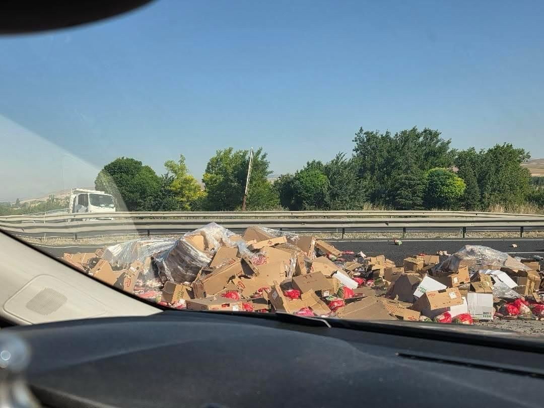 SABAH SAATLERİNDE ESKİŞEHİR-ANKARA KARAYOLUNDA MEYDANA GELEN KAZADA AĞIR HASAR ALAN TIR VE YOLA...