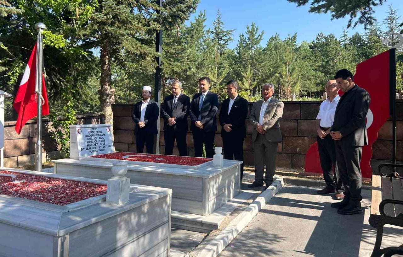 SABAH SAATLERİNDE İLK OLARAK AHLAT BELEDİYE BAŞKANI YAVUZ GÜLMEZ VE AHLAT İLÇE MÜFTÜSÜ İLYAS OĞRAŞ...