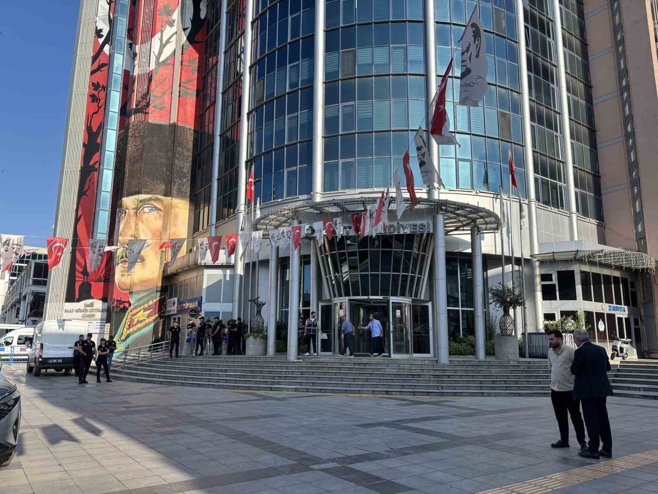 SABAH SAATLERİNDE İZMİT BELEDİYESİNE OPERASYON DÜZENLENDİ.