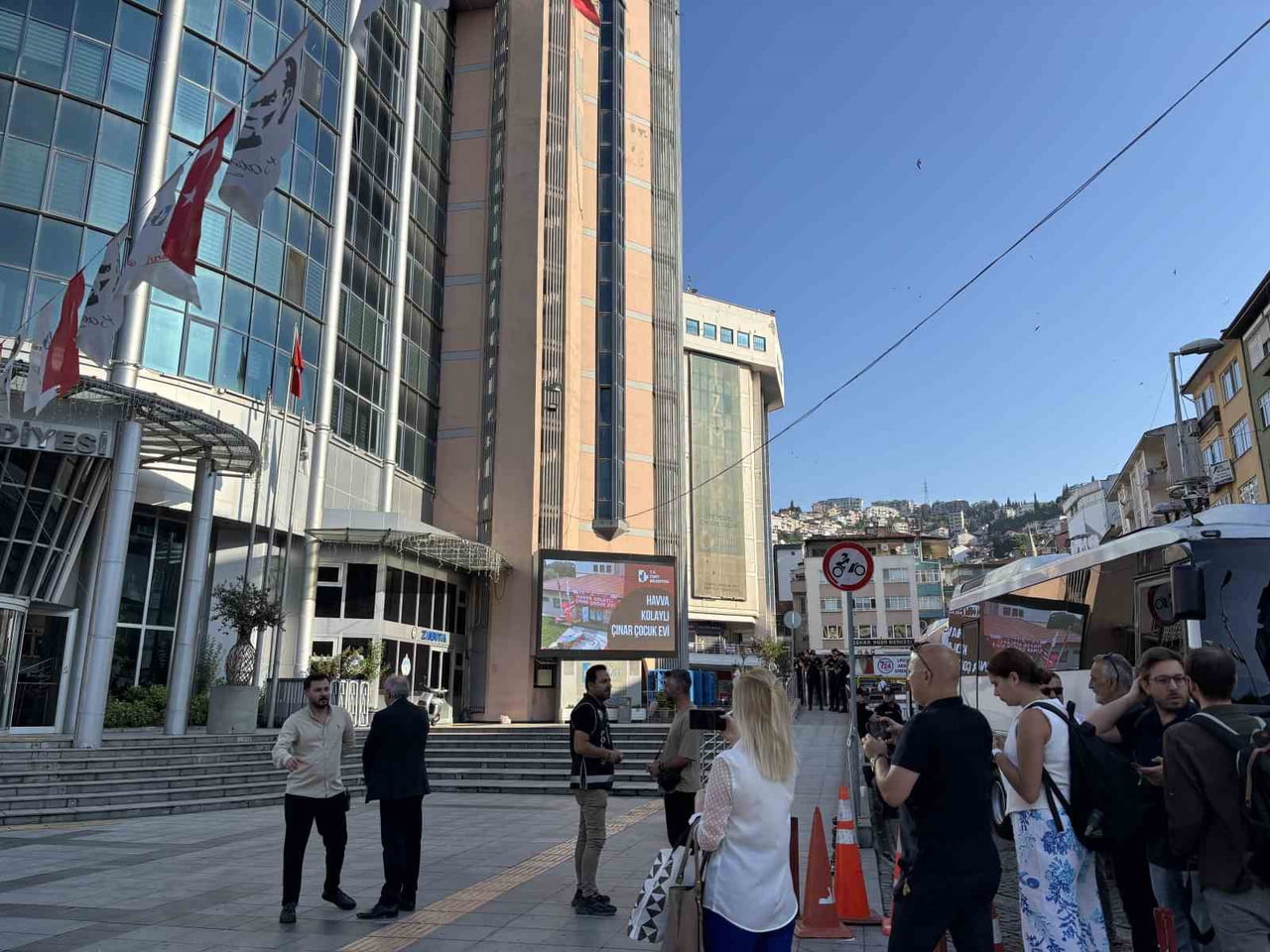 SABAH SAATLERİNDE İZMİT BELEDİYESİNE OPERASYON DÜZENLENDİ.