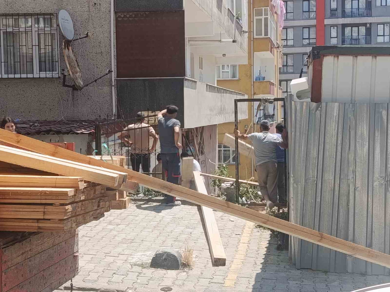 SABAH SAATLERİNDE YAPILAN İNŞAAT ÇALIŞMALARI SONRASI YAN TARAFTAKİ BİNANIN MERDİVENİ...