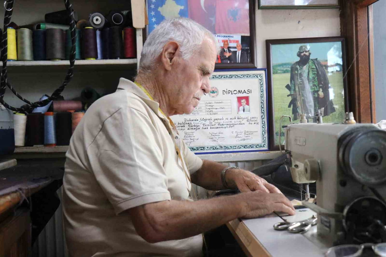 SABRİ KOSOVALI, 61 YILDIR TERZİLİK MESLEĞİNİ ADAPAZARI'NDA SEVEREK YAPMAYA DEVAM EDİYOR