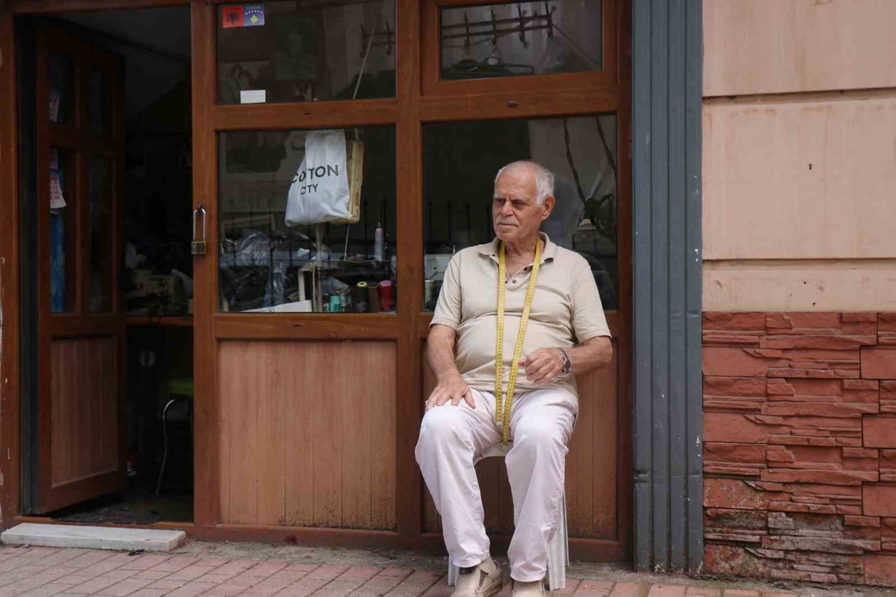 SABRİ KOSOVALI, 61 YILDIR TERZİLİK MESLEĞİNİ ADAPAZARI'NDA SEVEREK YAPMAYA DEVAM EDİYOR