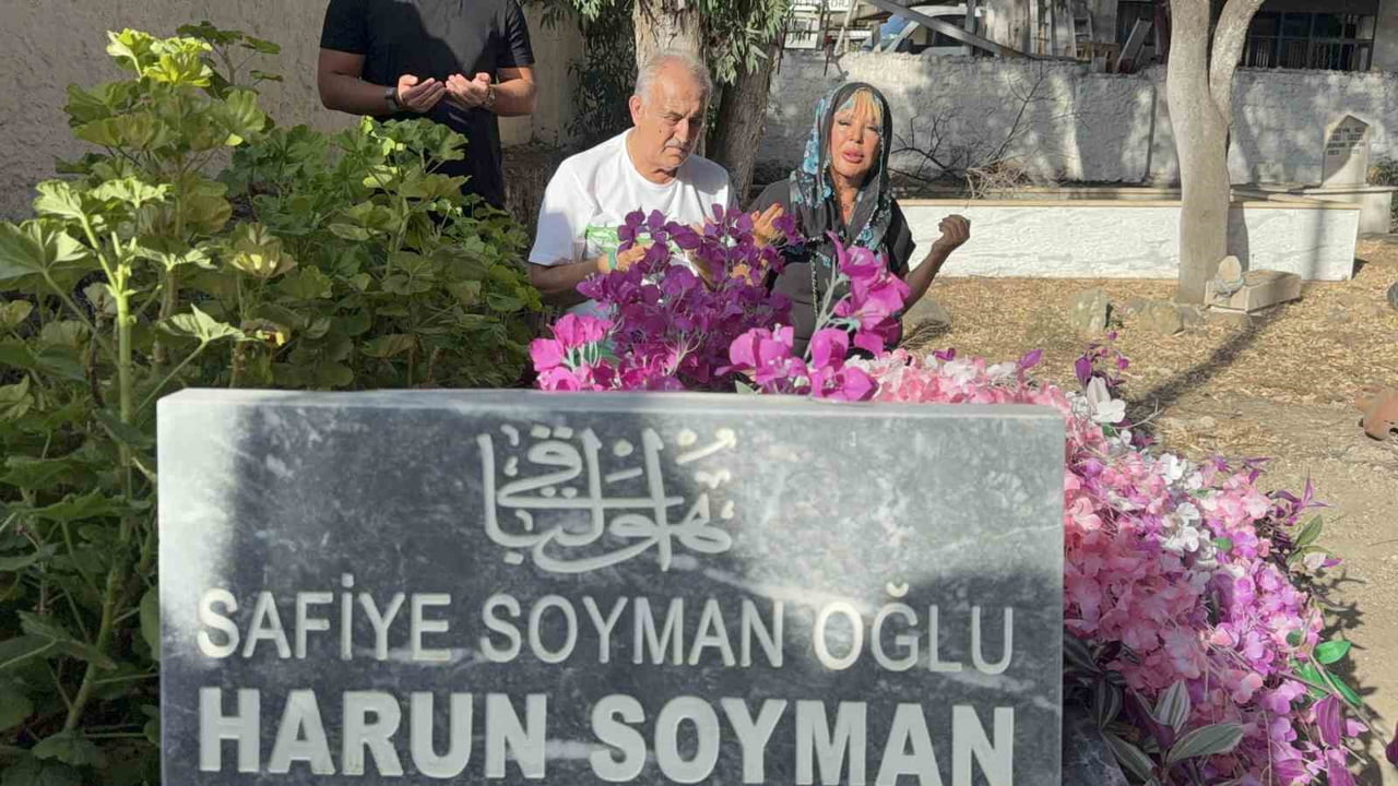 SAFİYE SOYMAN OĞLUNUN MEZARINDA GÖZYAŞLARINA BOĞULDU