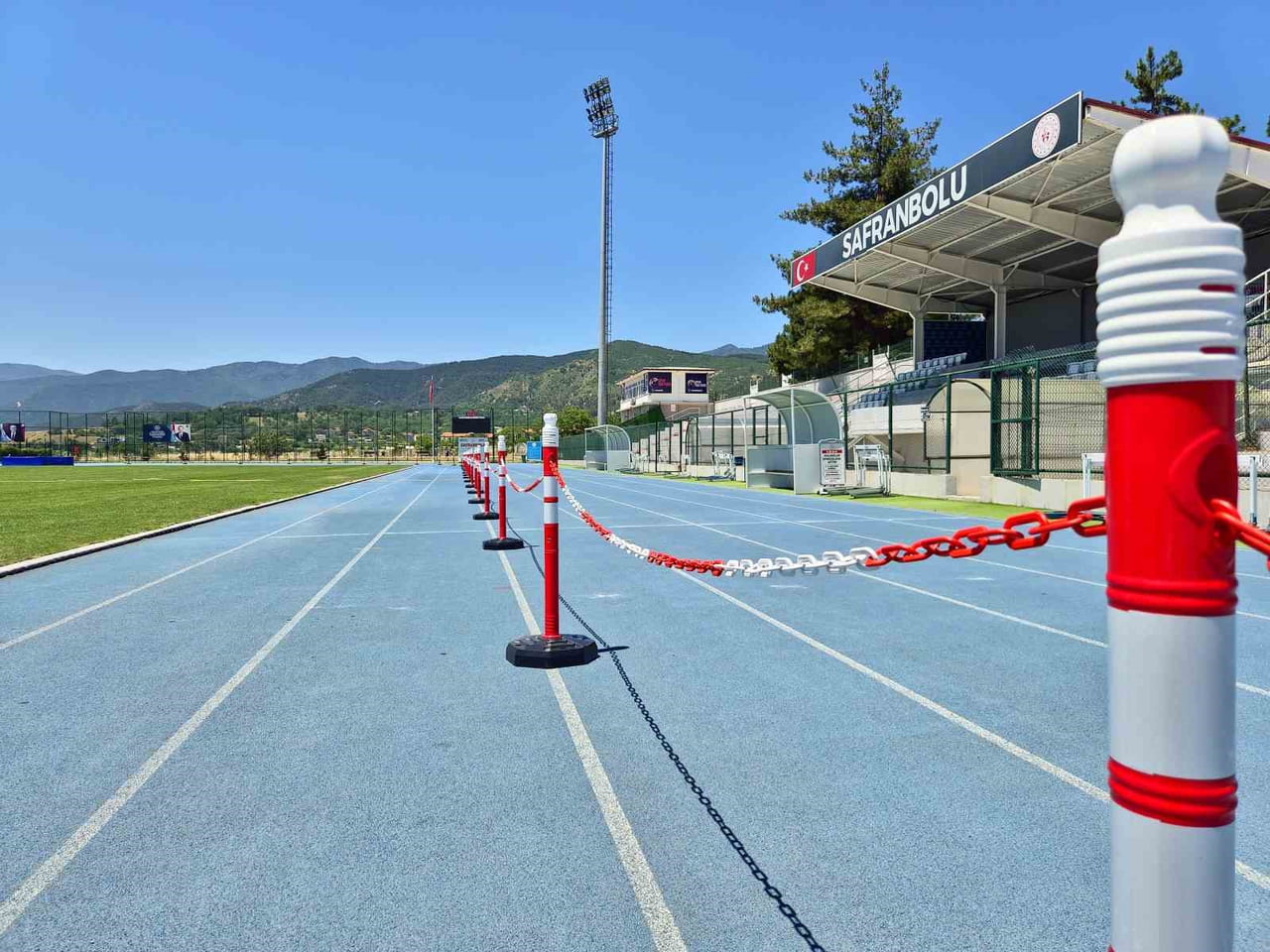 SAFRANBOLU GENÇLİK VE SPOR İLÇE MÜDÜRLÜĞÜ TARAFINDAN SAFRANBOLU ATLETİZM PİSTİ'NDE KULVAR...