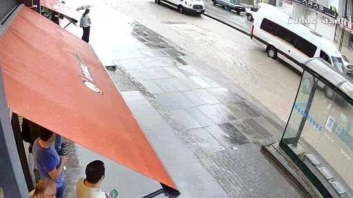 Sağanak yağış sonrası çöken yola araç böyle düştü