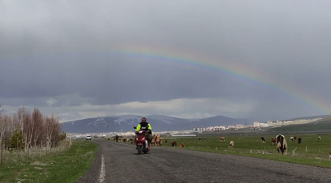 SAĞANAK YAĞIŞIN ARDINDAN BELİREN GÖKKUŞAĞI MEST ETTİ.