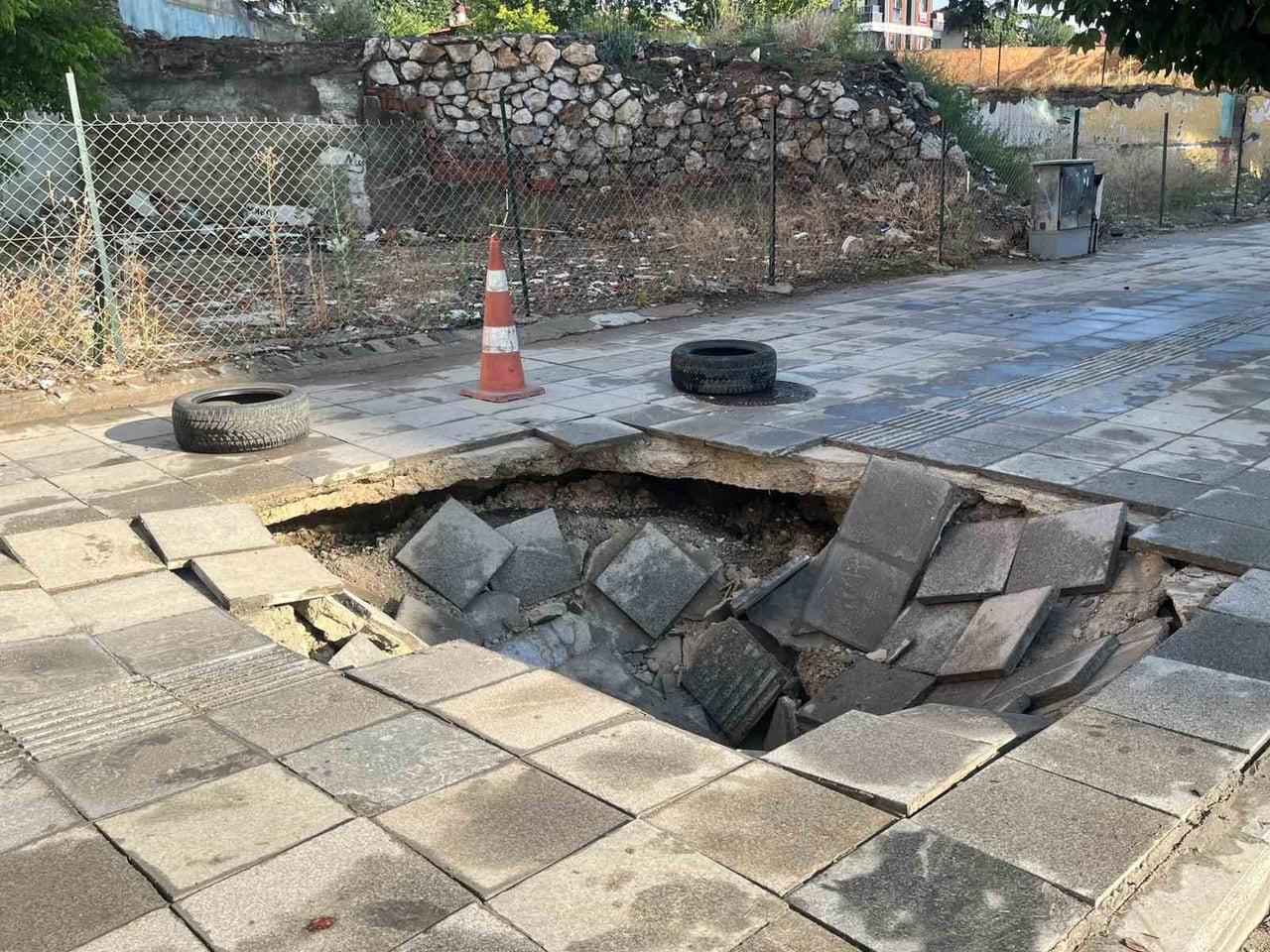 SAĞANAK YAĞMUR ARDINDAN CADDE ÜZERİNE BULUNAN KALDIRIMIN BİR KISMINDA ÇÖKME MEYDANA GELDİ