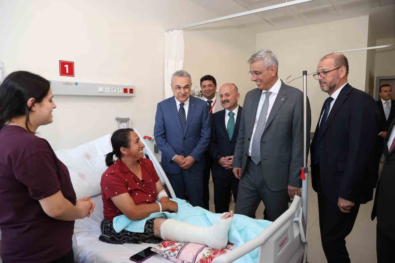 SAĞLIK BAKANI PROF. DR. KEMAL MEMİŞOĞLU, ÇİNE DEVLET HASTANESİ'NDE HASTALARI ZİYARET ETTİ