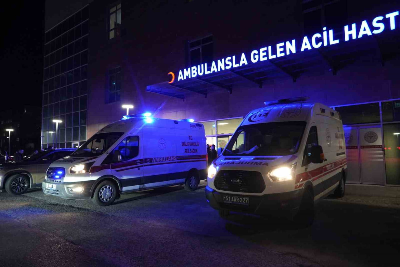 SAĞLIK EKİPLERİNCE HASTANEYE KALDIRILAN ŞÜPHELİNİN HAYATİ TEHLİKESİNİN BULUNDUĞU...